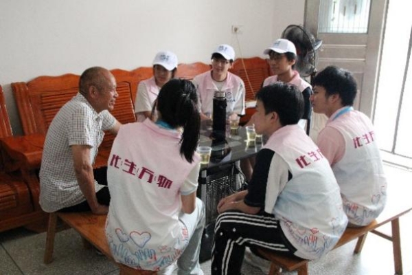 團隊走訪慰問當?shù)赝宋槔宵h員。重慶科技大學(xué)供圖