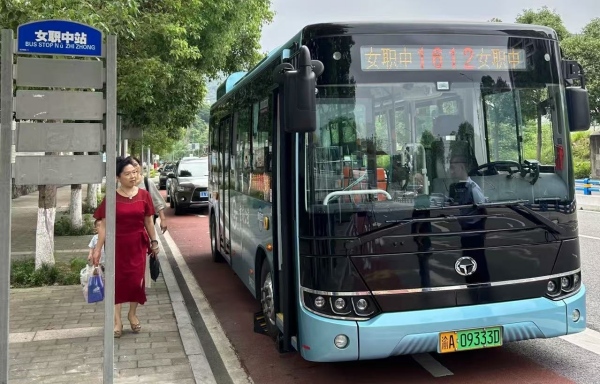 1612路公交車女職中站點。江北區(qū)委宣傳部供圖
