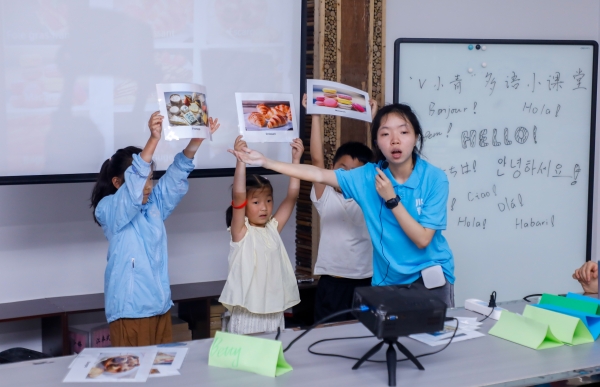 團(tuán)隊成員通過“蘿卜蹲”游戲為孩子們教授法語單詞。盧力攝