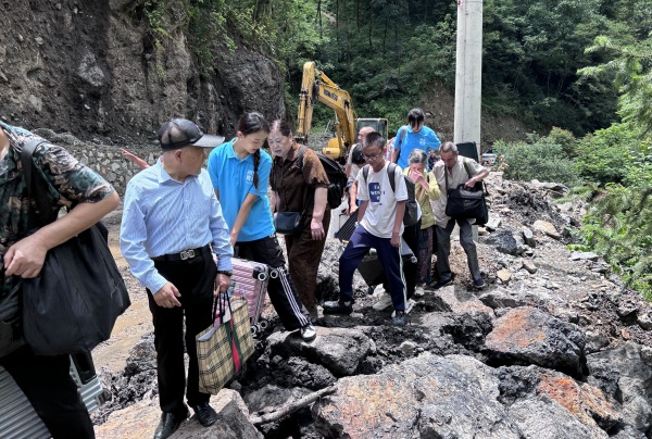 實踐團(tuán)與當(dāng)?shù)馗刹抗餐D(zhuǎn)移被困游客。王月攝