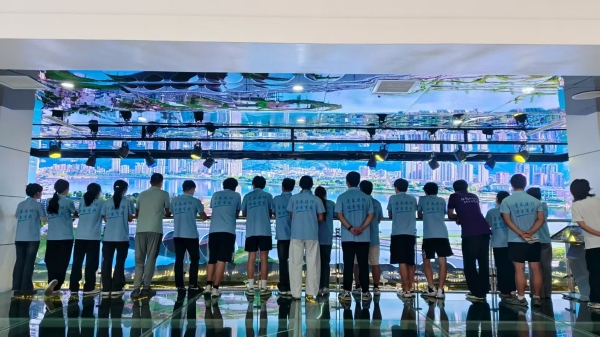 實(shí)踐團(tuán)參觀調(diào)研開州高新技術(shù)企業(yè)。卓桂杰攝