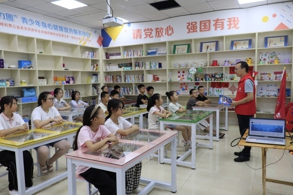 副校長楊林給孩子們分享天文知識。校方供圖