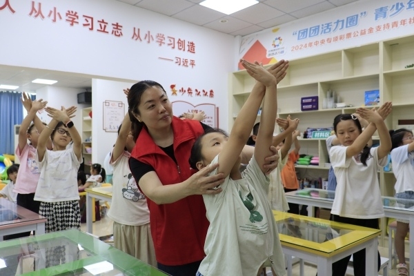 教師李定蘭指導(dǎo)孩子們學(xué)習手勢舞。校方供圖