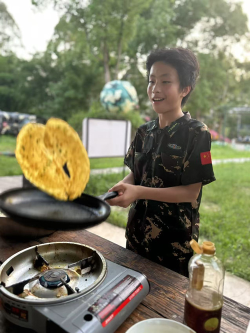 青少年體驗(yàn)食品制作。景區(qū)供圖