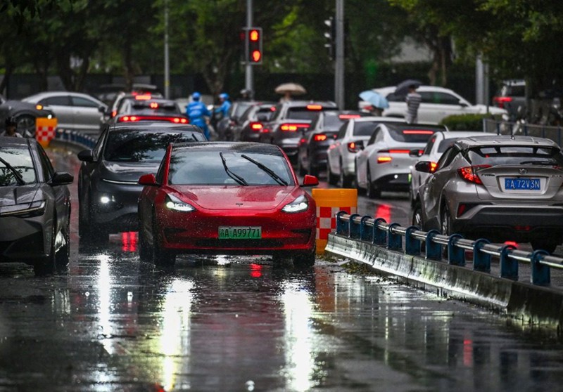 7月18日，渝北區(qū)冉家壩，車輛紛紛亮起車燈行駛。記者 張錦輝 攝