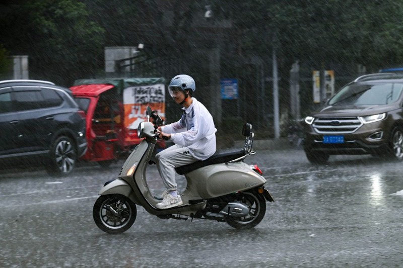 7月18日，渝北區(qū)冉家壩，騎手在暴雨中被淋得全身濕透。記者 張錦輝 攝