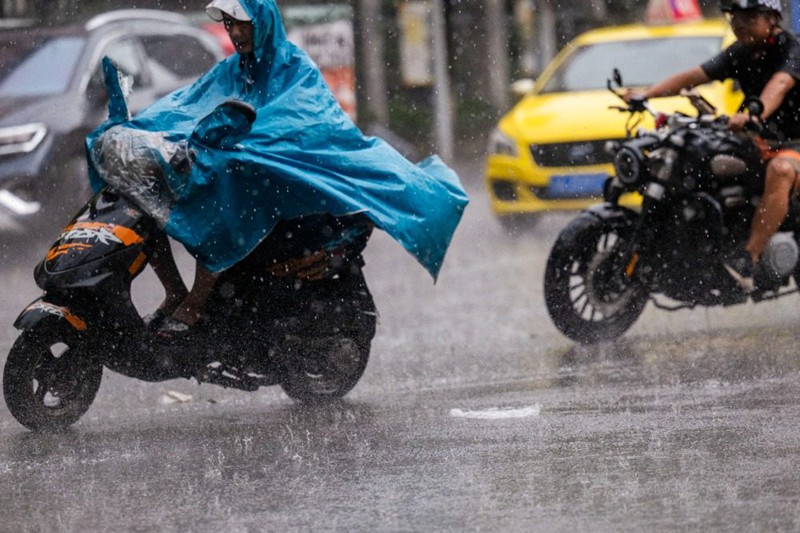 7月18日，渝北區(qū)冉家壩，騎手在暴雨中行駛。記者 張錦輝 攝