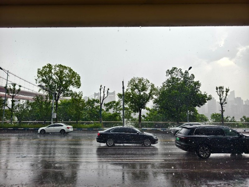 7月18日，南岸區(qū)南濱路突降暴雨，氣溫短暫下降。特約攝影 郭旭