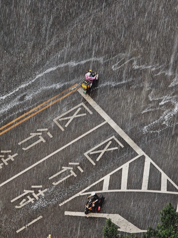 7月18日，兩江新區(qū)突降暴雨，外賣騎手正在雨中騎行。通訊員 汪彥彤 攝