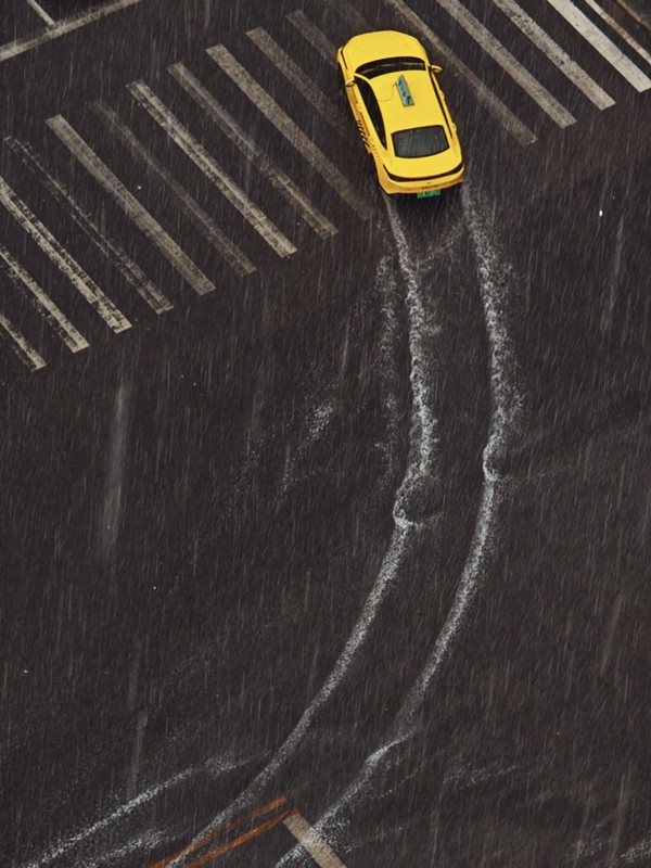 7月18日，兩江新區(qū)突降暴雨，出租車行駛在雨中。通訊員 汪彥彤 攝