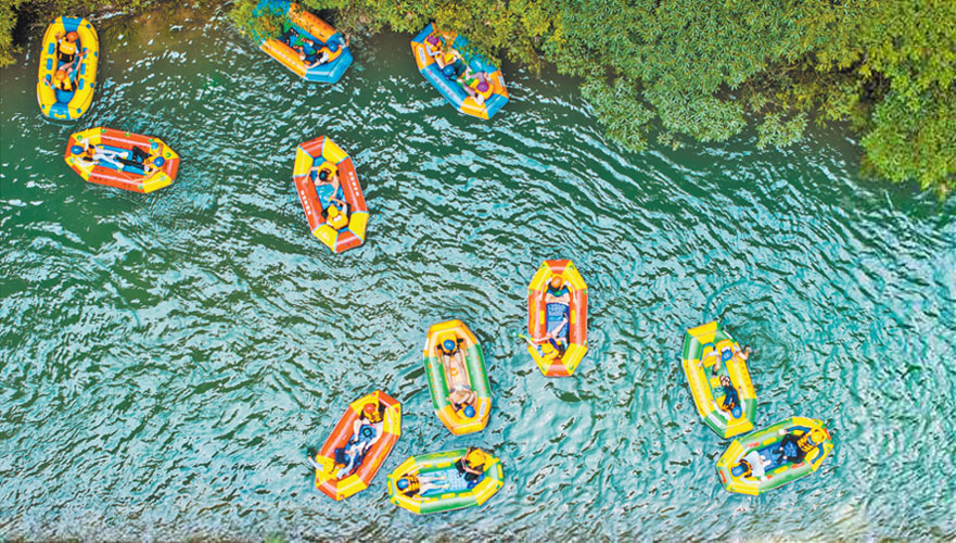 7月18日，南川區(qū)神龍峽景區(qū)，游客乘著皮劃艇在清澈的泉水中飛馳而下，驅(qū)散酷暑。通訊員 甘昊旻 攝/視覺重慶