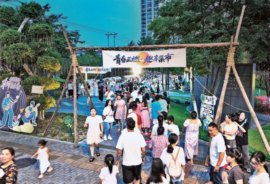 7月18日晚，一批創(chuàng)業(yè)青年在秀山縣青春集市擺攤營業(yè)，點(diǎn)燃當(dāng)?shù)亍笆钇诮?jīng)濟(jì)”。通訊員 胡程 攝/視覺重慶