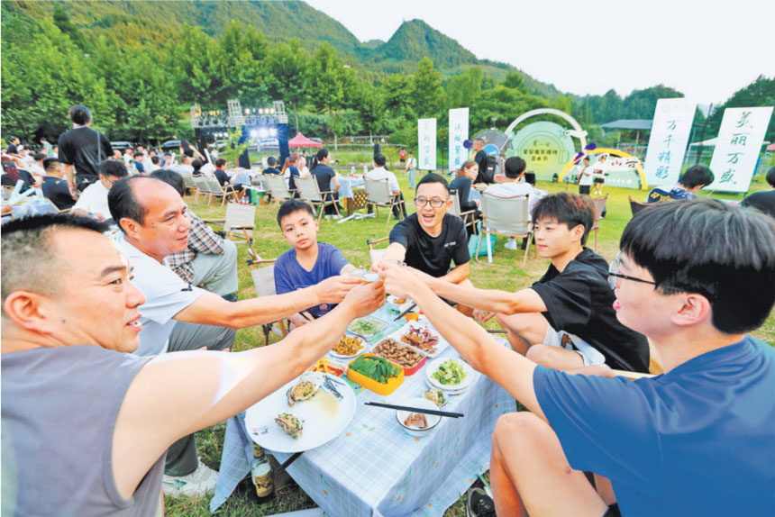 7月16日，萬盛經(jīng)開區(qū)黑山谷露營基地，游客在此消夏休閑。通訊員 王瀘州 攝/視覺重慶