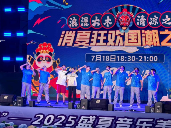 喝啤酒大賽點(diǎn)燃現(xiàn)場(chǎng)熱情。任峰攝