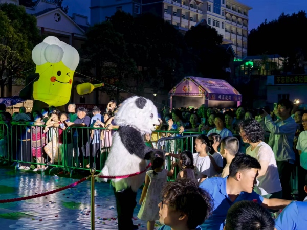 熊貓現(xiàn)場(chǎng)互動(dòng)。任峰攝