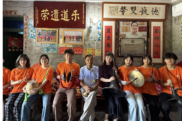 劉道榮與實(shí)踐團(tuán)成員合影。重慶師范大學(xué)文學(xué)院供圖