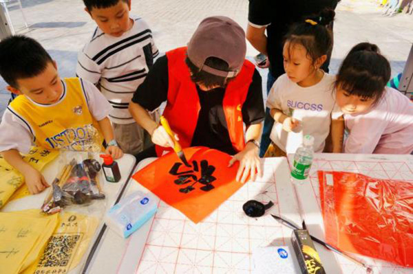 實(shí)踐團(tuán)成員帶領(lǐng)孩子們學(xué)寫“?！弊帧Ｖ貞c電力高等?？茖W(xué)校經(jīng)濟(jì)管理學(xué)院供圖