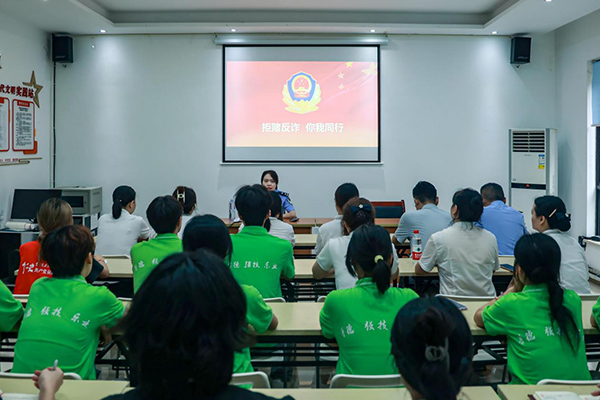 實(shí)踐團(tuán)聯(lián)合楊家坪派出所開展的反詐宣傳活動(dòng)。重慶電力高等?？茖W(xué)校供圖