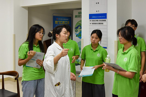 社區(qū)醫(yī)生向團(tuán)隊(duì)介紹社區(qū)醫(yī)院情況。重慶電力高等專科學(xué)校供圖