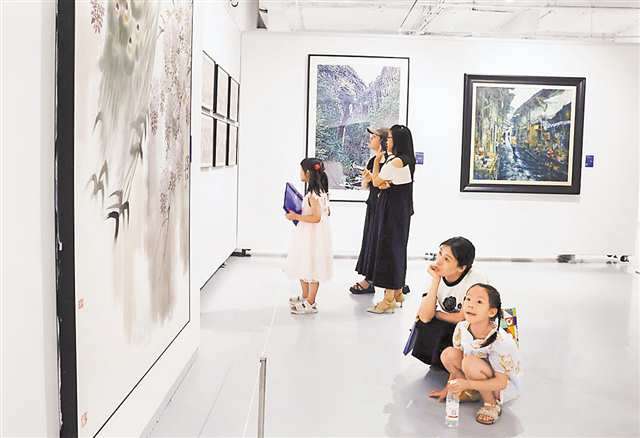 7月18日，市民在重慶群星美術(shù)館觀展。（受訪者供圖）