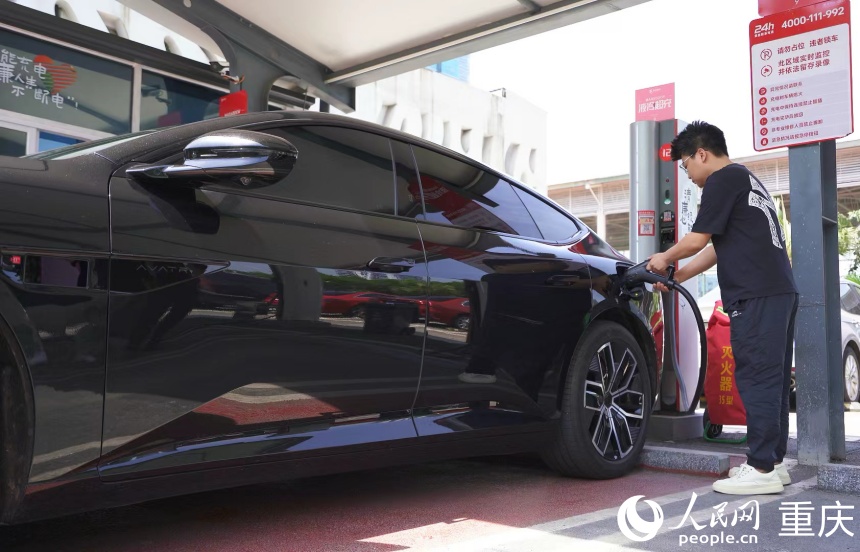 新能源汽車車主在重慶捷充財(cái)富園超充站使用液態(tài)超充樁。人民網(wǎng)記者 劉祎攝