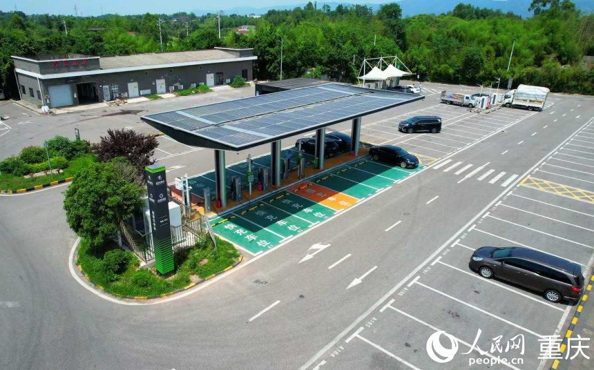 改造升級(jí)后的渝蓉高速圍龍服務(wù)區(qū)充電站（出城方向）。人民網(wǎng)記者 劉祎攝