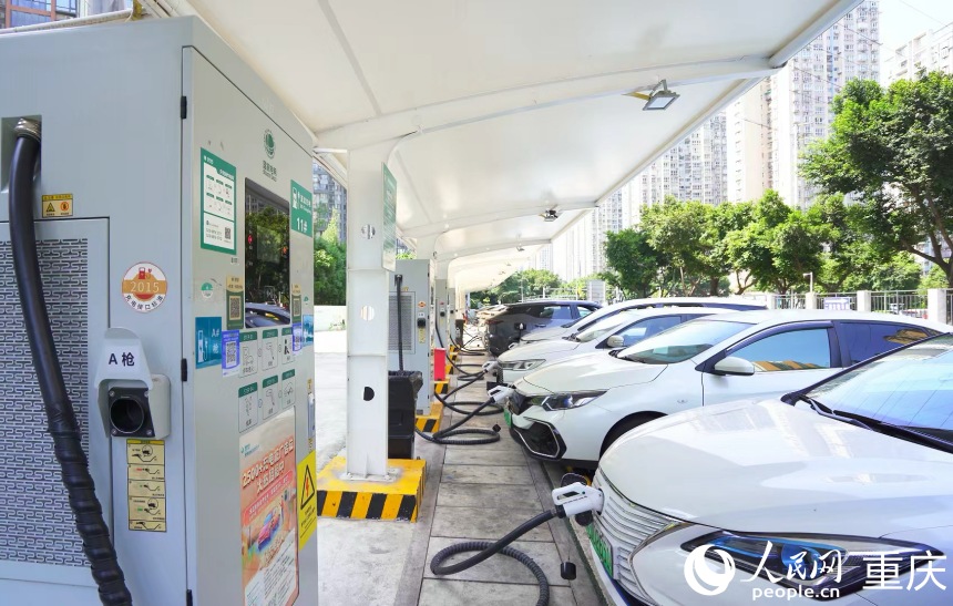國網(wǎng)重慶渝北區(qū)魯能星城超級(jí)充電站。人民網(wǎng)記者 劉祎攝