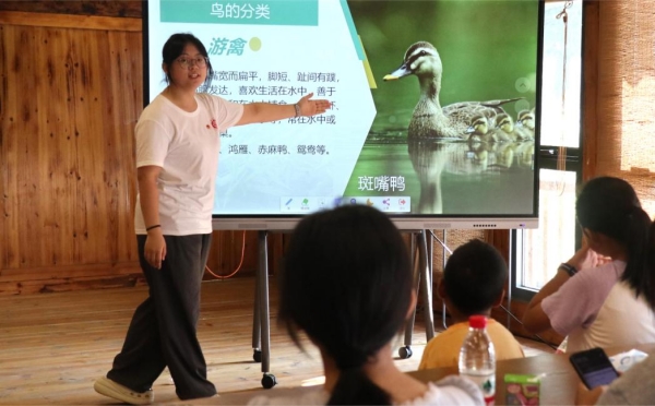 服務(wù)團(tuán)成員講解鳥類知識。重慶師范大學(xué)供圖