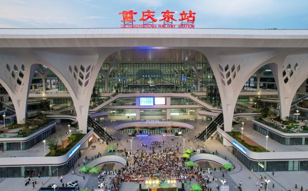 “長(zhǎng)生山歌之趨野歌會(huì)”在重慶東站舉行。崔景印攝