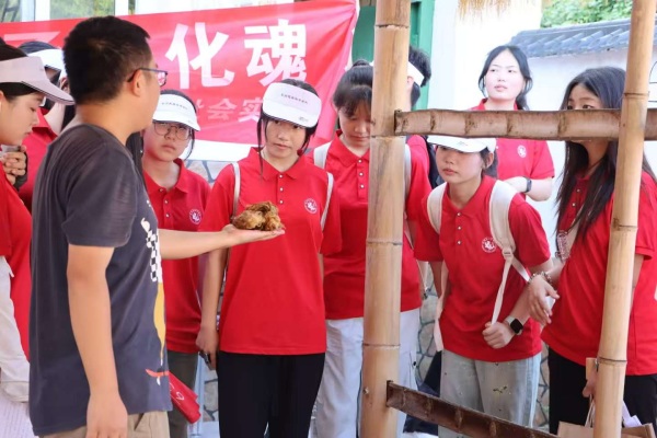 “史韻”團隊參觀老鹽菜基地。鄭皓璇攝
