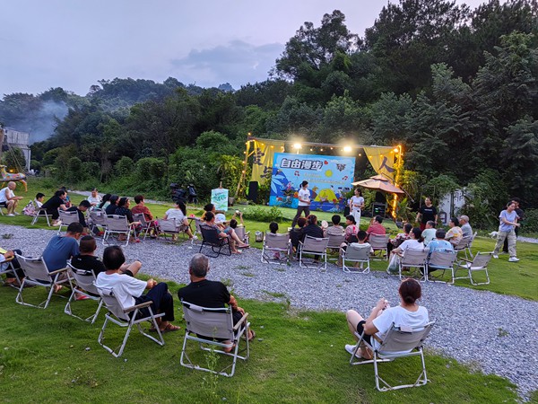 村民們觀看防詐騙情景劇表演。西南大學鄉(xiāng)村振興戰(zhàn)略研究院供圖