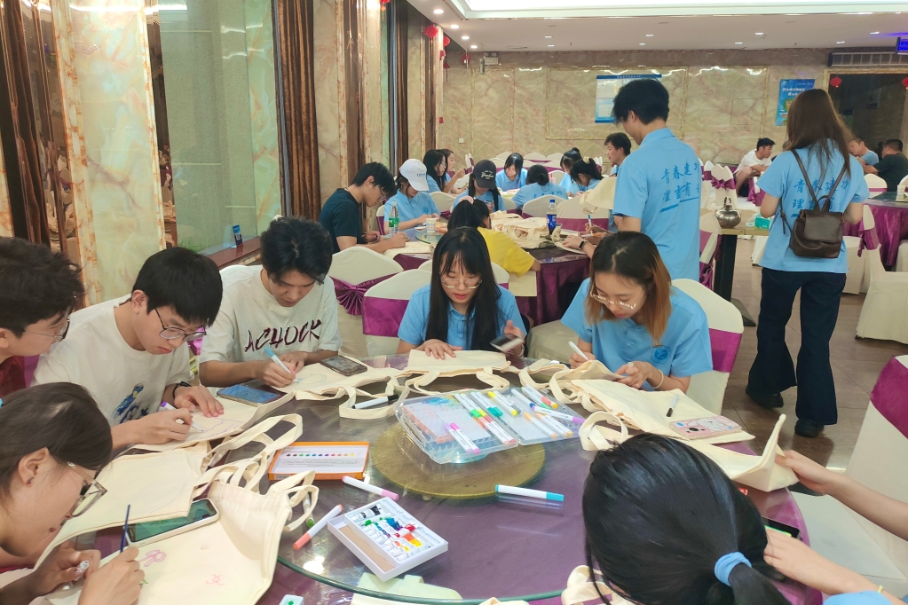 實踐團成員在帆布包上精心繪制圖案。重慶理工大學(xué)供圖