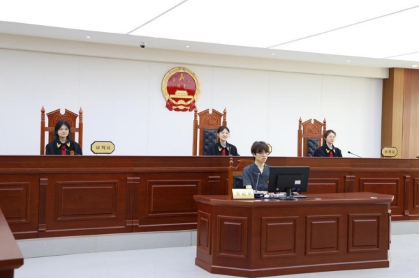 宣講團(tuán)上演反校園霸凌模擬法庭舞臺劇。重慶理工大學(xué)供圖