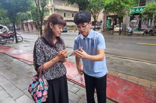 宣講團(tuán)成員在大觀鎮(zhèn)街道開展法治素養(yǎng)問卷調(diào)研。重慶理工大學(xué)供圖