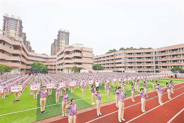 7月21日，重慶今年新招募的2700余名西部計劃志愿者集中出征儀式現(xiàn)場。（團(tuán)市委供圖）