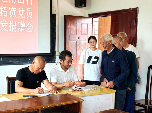 村民在排隊捐款。楊晨攝