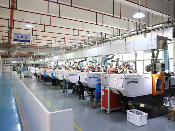 眼鏡生產(chǎn)線。奉節(jié)縣委宣傳部供圖