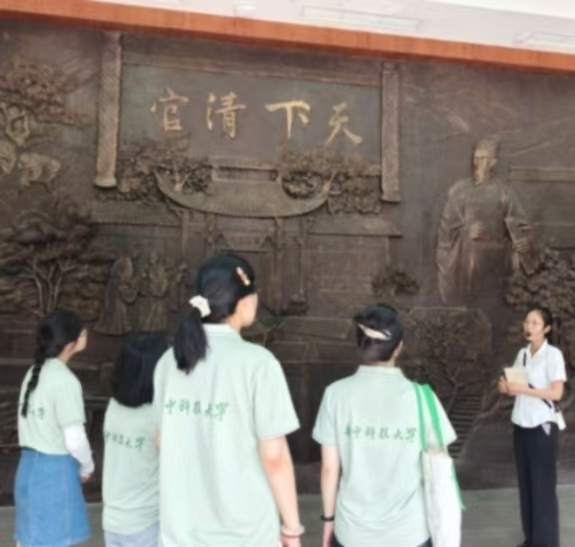 實(shí)踐隊(duì)探訪喻茂堅(jiān)紀(jì)念館。毛敏娜攝