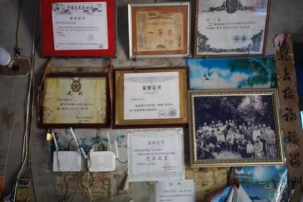 劉道榮家中部分獎狀陳列。李星汶攝