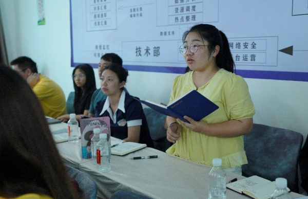 綠春縣融媒體中心新聞工作者現(xiàn)場提問。蘇泓羽攝