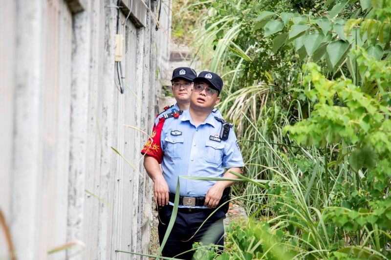 7月22日，在鄭渝高鐵巫山段，向偉與同事對轄區(qū)鐵路柵欄封閉情況進行檢查。胡勇攝