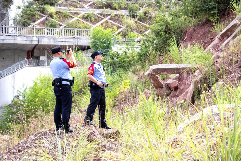 7月22日，在鄭渝高鐵巫山段，向偉與同事對轄區(qū)重點防汛部位進行巡查。胡勇攝