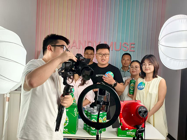 “潼南村播品牌計(jì)劃”實(shí)操培訓(xùn)現(xiàn)場(chǎng)。重慶電力高等專(zhuān)科學(xué)校供圖