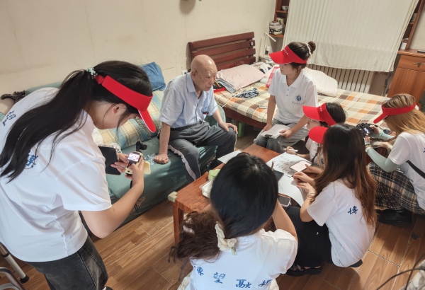 團(tuán)隊(duì)實(shí)地走訪老一輩建校親歷者。重慶師范大學(xué)供圖