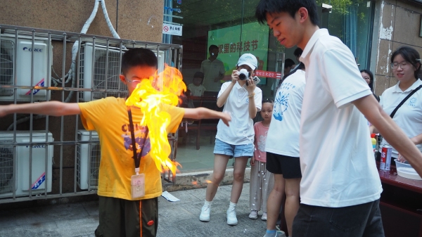 團(tuán)隊(duì)成員引導(dǎo)小朋友體驗(yàn)化學(xué)實(shí)驗(yàn)。重慶師范大學(xué)供圖