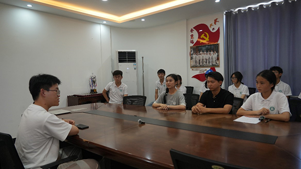 踐行團(tuán)成員與電力人韓磊面對(duì)面交流。重慶電力高等專科學(xué)校供圖