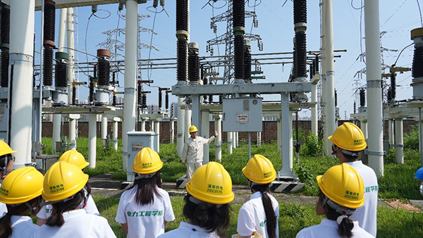 踐行團(tuán)參觀變電站。重慶電力高等?？茖W(xué)校供圖