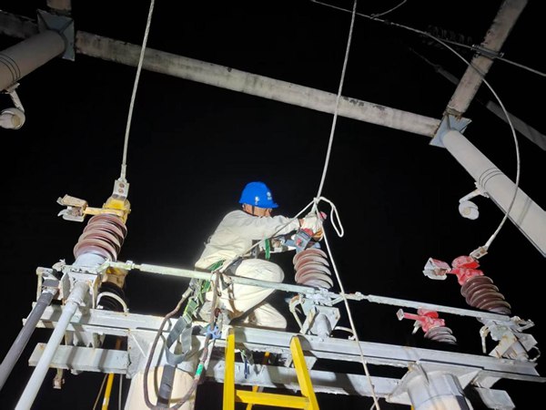 電力員工連夜緊急搶修。國網(wǎng)重慶永川供電公司供圖