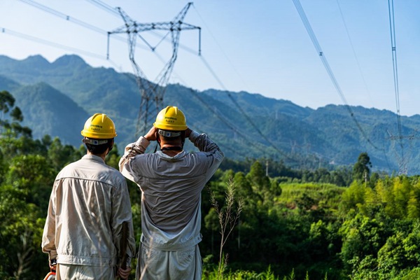 電力員工對電網(wǎng)設(shè)備進(jìn)行巡檢。國網(wǎng)重慶永川供電公司供圖