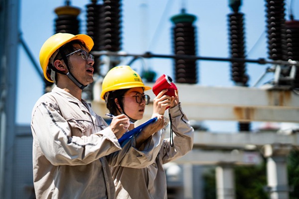 電力員工對電網(wǎng)設(shè)備進(jìn)行巡檢。國網(wǎng)重慶永川供電公司供圖